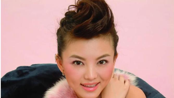 47岁李湘疑定居英国生活好！前夫离婚后成老赖，被列为失信执行人