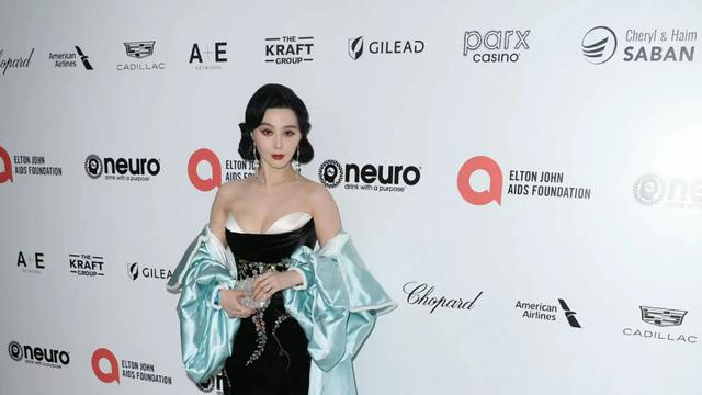 范冰冰|范冰冰进不了颁奖内场照样抢风头！穿低领裙闪耀派对，新造型封神