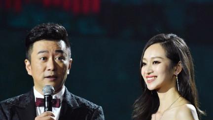 春晚|又美又飒！男篮王治郅二婚妻子主持春晚，生完孩子才不到1个月