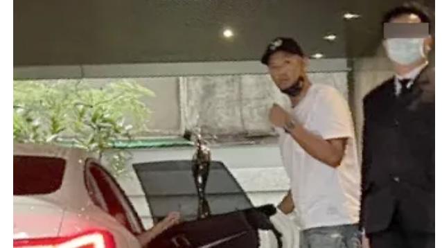 陈建州风波后首现身，出门口就四处张望，超警惕狂打手机