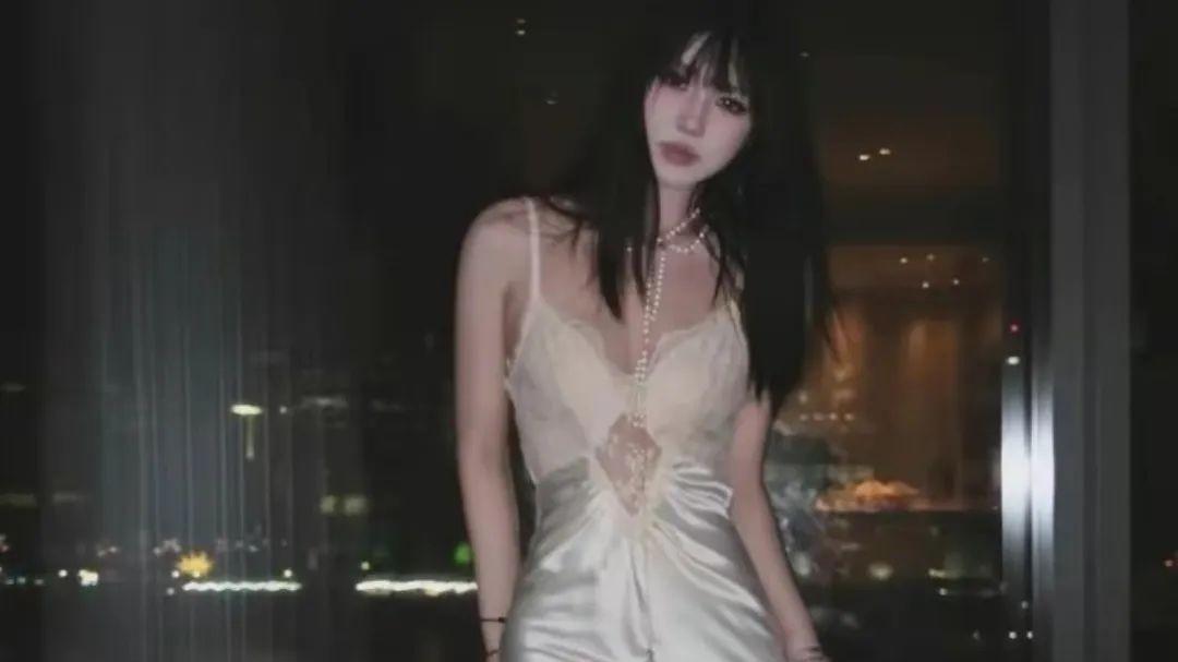 汪峰18岁女儿近照认不出！着装成熟性感很前卫，大秀好身材引热议