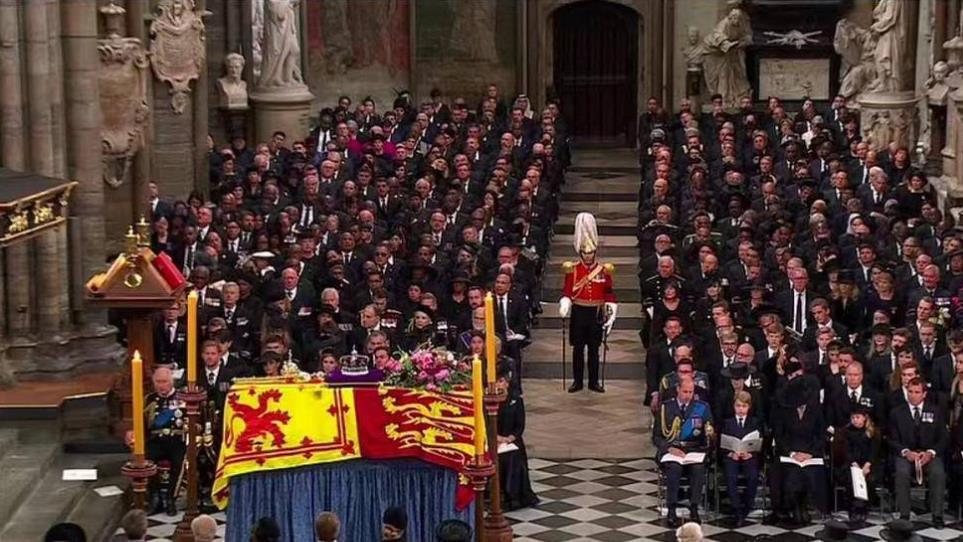 夏洛|8岁夏洛特：唯一的蓝眼公主，穿粉裙跳芭蕾舞像英女王也像戴安娜！