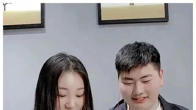 陈亚男|陈亚男近照曝光，一家三口蹲在马路边，落魄？自由？