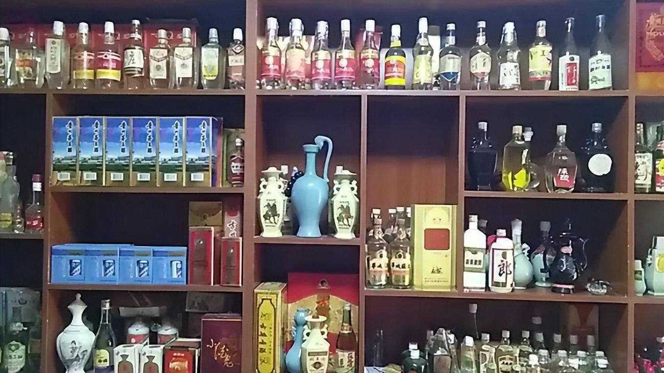江苏66岁大爷晒酒柜，每款白酒都是精品，酒友：老爷子家底够雄厚