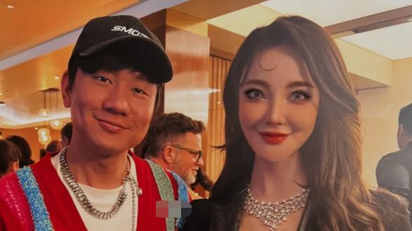 刘雨欣|34岁知名女星在美国过年！穿着大胆要打马赛克，满脸笑容像外星人