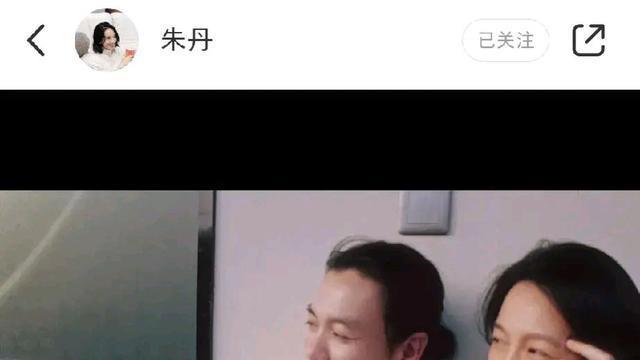 朱丹|朱丹晒与周一围合影，夫妻俩素颜出镜好随意，近照被指像兄弟