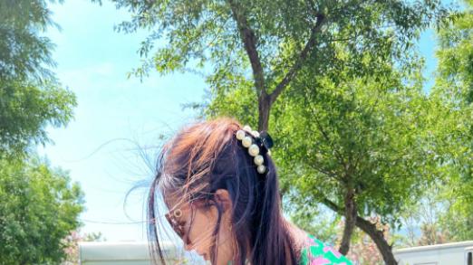 刘亦菲|刘亦菲晒户外野餐照：长发飘飘气质佳，趴地看书好惬意！