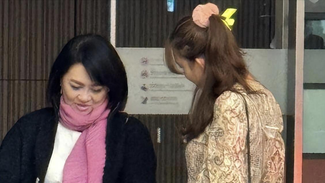 中国女神沦为日本主妇！林志玲退圈后露面，拎4万包陪老公会友显老