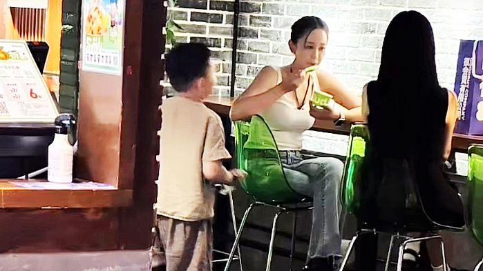 38岁海陆餐厅被偶遇，手臂粗壮身材略显发福，网友：明星也有肚子