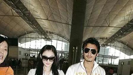 翁虹|世纪大瓜！王菲谢霆锋牵手亮相机场，53岁王菲扎双马尾引热议