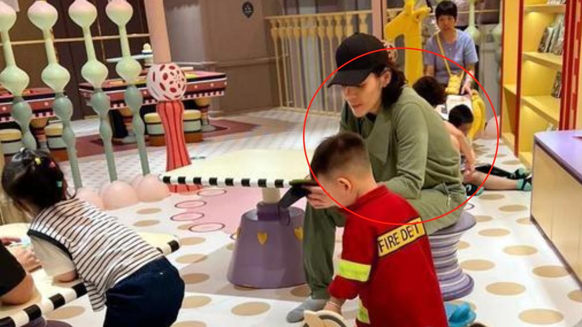 向佐一家现身儿童乐园，仨保姆同行显富人排场，郭碧婷大肚引争议