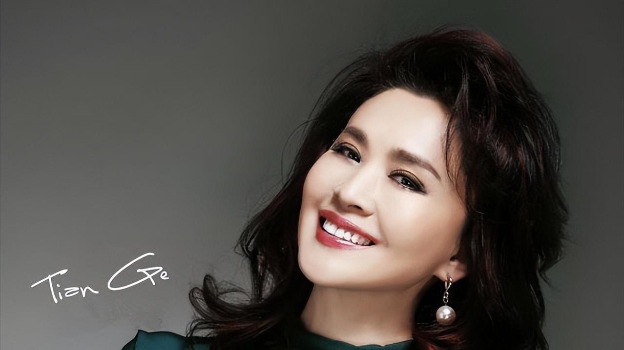 跟著名导演离婚29年后，再看她的人生真是好飒，今61岁无儿无女