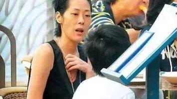 她是歌坛天后，因生下活佛的孩子被封杀，如今53岁落魄到流落街头