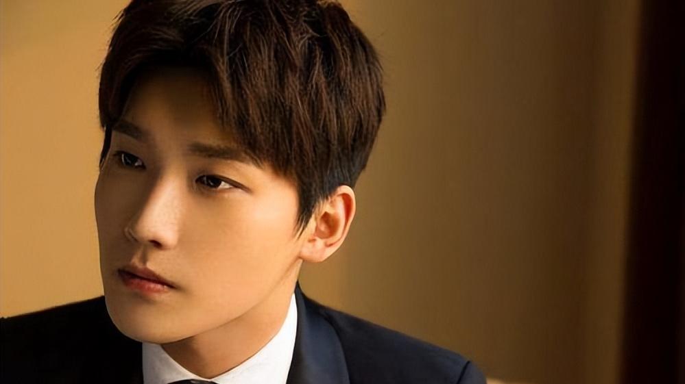 明星|丑闻！网传高冷顶流男星睡粉，卑微跪舔富婆，与网红厕所寻欢作乐