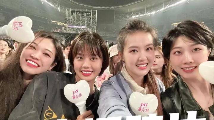 张常宁和中国女排队友看周杰伦演唱会，吴冠希评论区留言表达羡慕