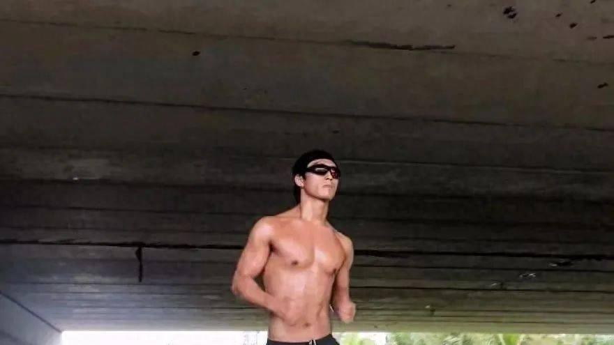 是“吸金体质”还是“软饭硬吃”被爆：窦骁的很大！这身体太强悍