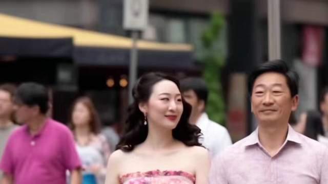 情侣|众多情侣在太古里上演“牵手模仿秀”！网友：气质真不行！