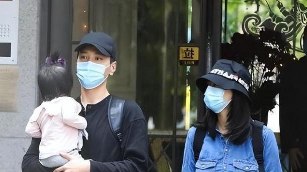 赵又廷夫妇与4岁女儿散步，公主裙与长发融合，梦幻风格惊艳众人