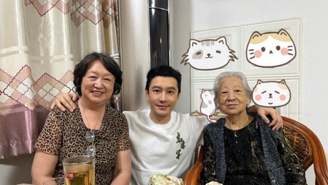 57岁田震双节在国外度假，晒澳洲豪宅引人羡慕，海景庭院美如画