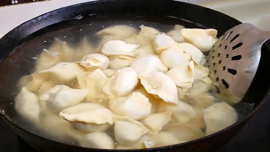 饺子|煮饺子，最忌讳水开直接下锅，教你正确做法，饺子鲜嫩多汁不破皮