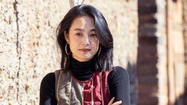 穿衣搭配 中年女性的穿衣技巧：选择亮色、膝上裙长、发型适中，减龄又时髦