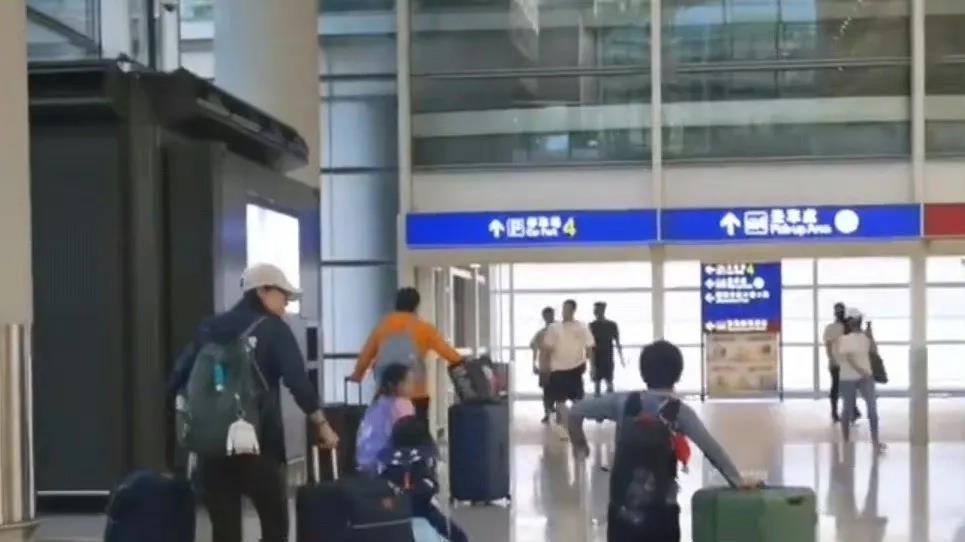 郭晶晶一家五口从英国返港！9岁儿子拖2个大行李箱，严母风范尽显