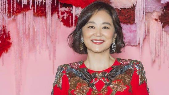 林青霞|网友巴黎商场巧遇林青霞，脱口罩现68岁素颜真容