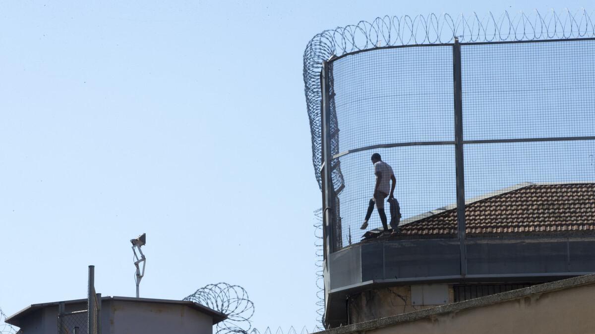 港交所|监狱警察招聘条件曝光，这3个要求看似简单，你能满足条件吗？