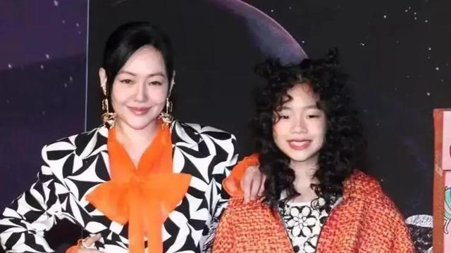 蒋欣 小S带许老三出道，女儿从头到脚比妈妈还老气，才10岁就留卷发！