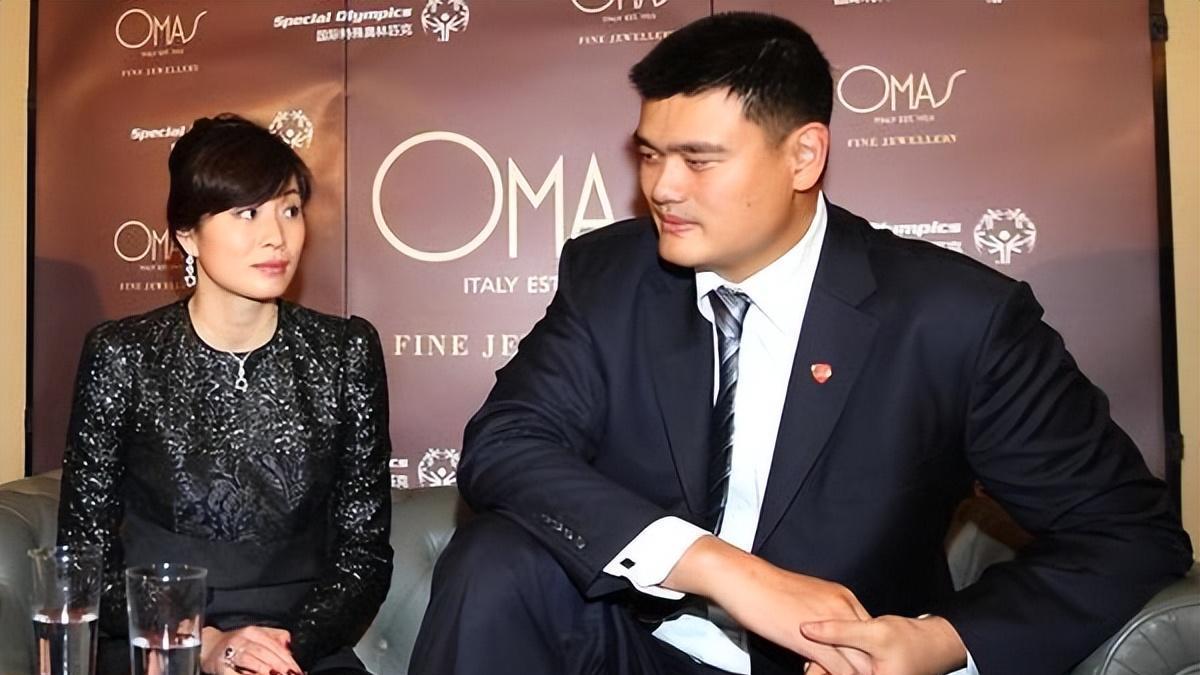 伏明霞|幸福？伏明霞红光满面，71岁丈夫精神抖擞，女儿成年收豪气大礼