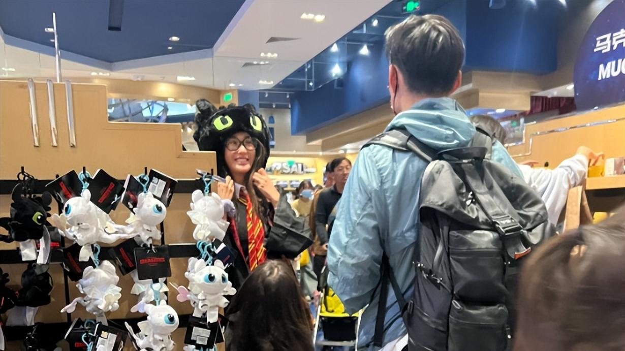 严宽一家三口被偶遇，身材发福小腹微凸，5岁女儿娇俏可爱