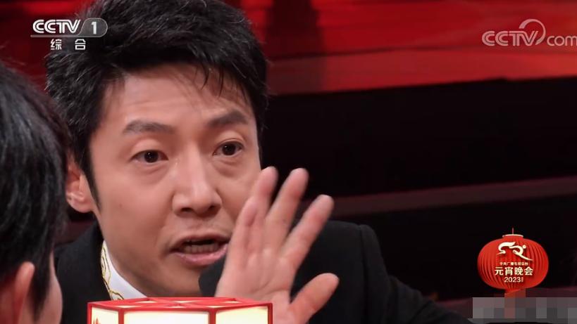 央视|央视元宵晚会明星状态，撒贝宁一脸疲态，多位女星一脸高科技