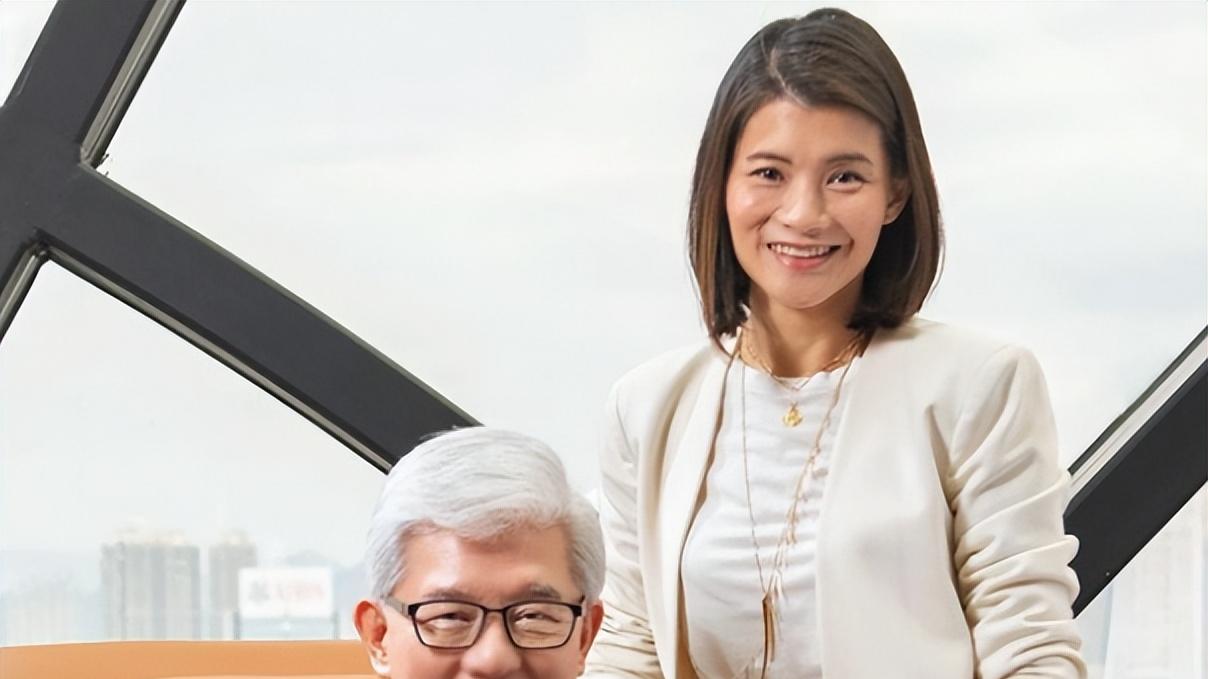 朱玲玲|朱玲玲再抱新孙后，富豪老公与子女罕合影，未来继承人曝光