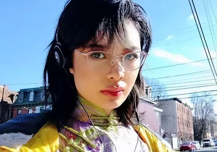 许可馨|恨国妖女许可馨，享受国家福利却公然诋毁中国，跑回国后现状如何