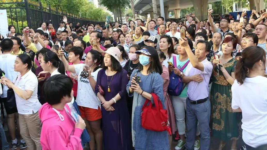 动力|为增加高考动力，一对母子当众嘴对嘴亲吻，网友：怎么做母亲的
