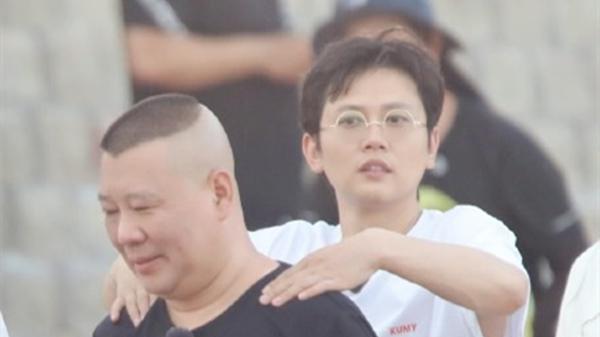 孟鹤堂|德云社孟鹤堂发文，晒送给师父郭德纲的生日礼物，孟哥挣到钱了