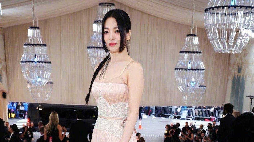 发型 “国民女神”宋慧乔惊艳亮相，连衣裙设计洋气新颖，发型带动整体姿态