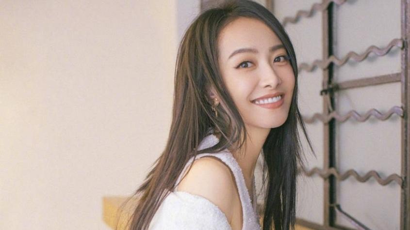 宋茜越来越放飞自我了，白色丝袜搭配背心连衣裙仙气十足！