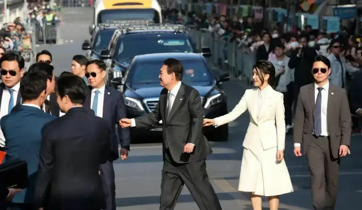 金建希 金建希不愧是韩国第一夫人，穿奶油裙梳鱼骨辫超减龄，说18岁也信
