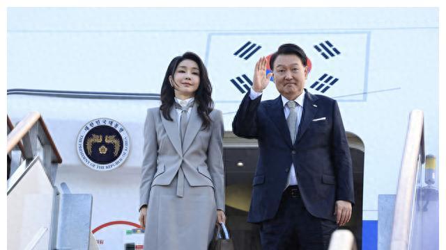 尹锡悦 韩国第一夫人装束典雅赴美 吸睛灰色套装登场