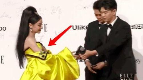 ELLE红毯迪丽热巴见到男的开始捂胸，被吐槽她是浑身扭来扭去地捂