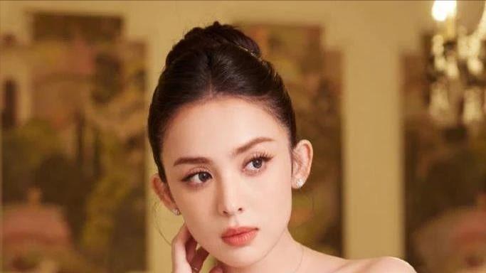 红毯再放异彩，美貌争议背后，业务能力能否成就顶流之巅