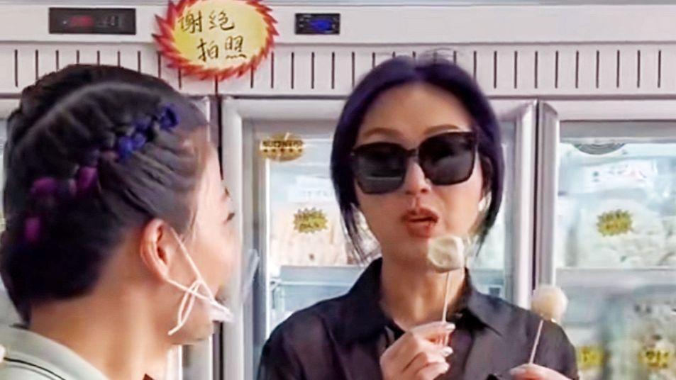 杨千嬅现身汕头某小吃店，皮肤娇嫩不像年近半百，吃丸子好接地气