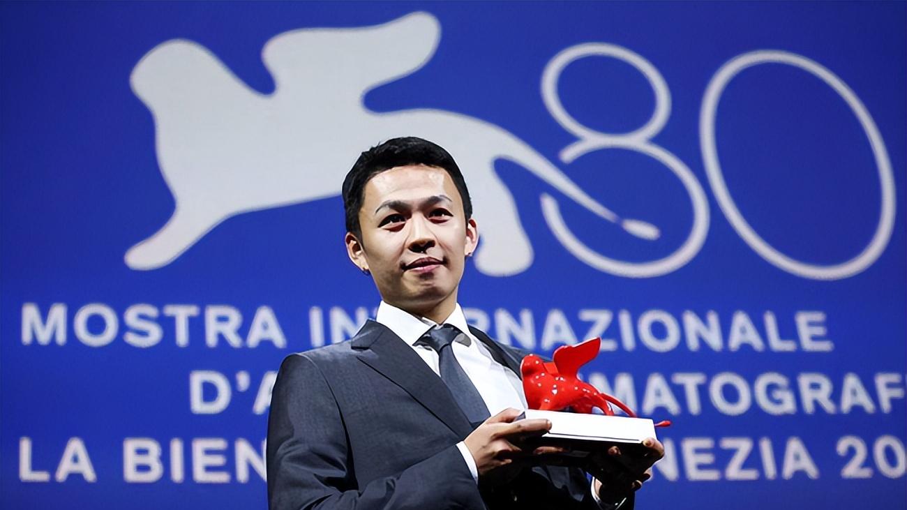 33岁男星官宣恋情！女方给其投资拍电影，被曝利用富豪为跳板敛财