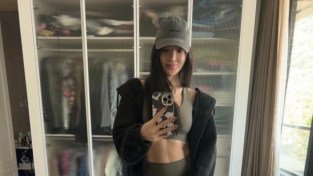 曹格 吴速玲带儿女韩国度假，晒照直言女儿高冷不让亲，前夫曹格点赞