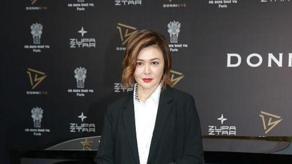 关之琳1.5亿豪宅过60大寿，穿4.2万衬衫美艳不减当年，脚被绑成“五花肉”