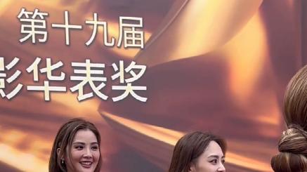 |阿Sa和阿娇罕见合体走红毯，一个“科技脸”假到不敢认，一个原生脸美的太惊艳