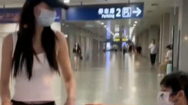 不受黄晓明想要女儿影响，baby母子出游，小海绵撒娇牵手更粘妈妈