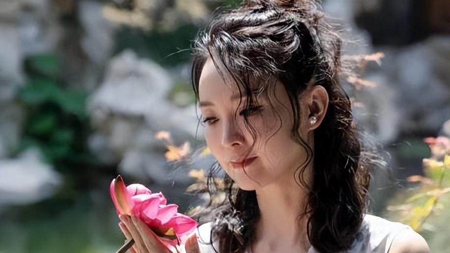 49岁王艳被曝婚变！神情忧郁、手腕割痕疑轻生，拍“告别”写真