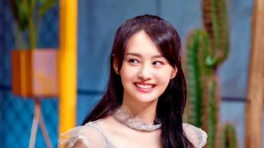 郑爽再迎坏消息：被强制执行9050万，长期定居国外生活显落魄！